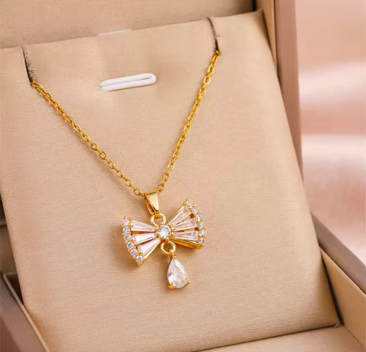 Thora Pendant